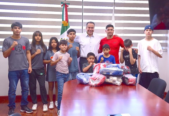 Entrega Antonio Astiazarán material deportivo a niñas niños y